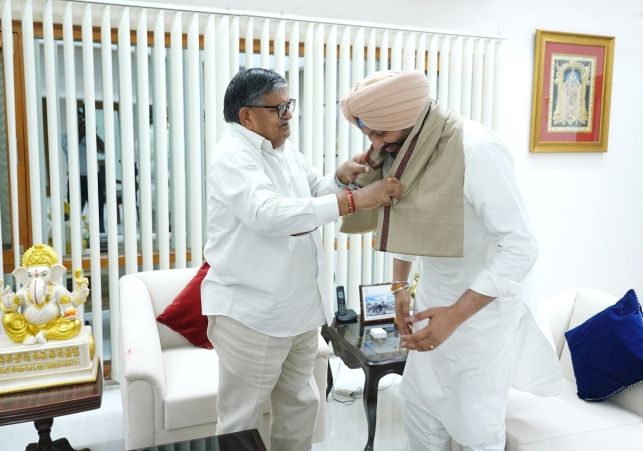 केंद्रीय मंत्री रवनीत सिंह बिट्टू ने पंजाब के राज्यपाल से की मुलाकात