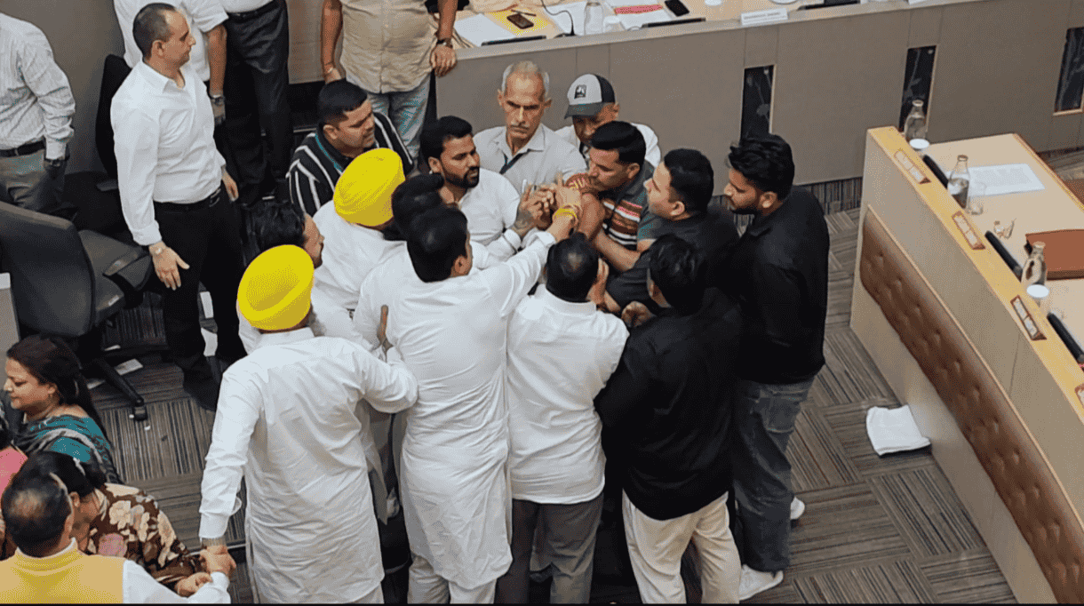 Chandigarh MC Meeting Hungama ਐਮਸੀ ਧੱਕਾ ਮੁੱਕੀ ਹੋਏ ਮਾਰਸ਼ਲਾਂ ਨਾਲ, ਰੋਕਣੀ ਪਈ 10 ਮਿੰਟ ਲਈ ਕਾਰਵਾਈ ,ਦੇਖੋ Live Video !