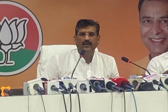 जीएसटी काउंसिल में इनके नेता GST बदलाव का स्वागत करते है पर राहुल गांधी विरोध !