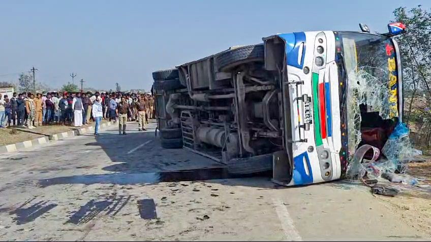 ਅੰਮ੍ਰਿਤਸਰ ਭਿਆਨਕ ਹਾਦਸਾ ,ਬੱਸ ਦੀ ਛੱਤ ਤੇ ਬੈਠੇ ਤਿੰਨ ਨੌਜਵਾਨਾਂ ਦੀ ਮੌਤ