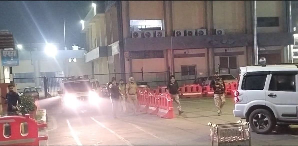 ✈️ ਸਖ਼ਤ ਸੁਰੱਖਿਆ ਹੇਠ ਜੱਗੂ ਭਗਵਾਨਪੁਰੀਆ ਨੂੰ ਪੰਜਾਬ ਲਿਆਂਦਾ ਗਿਆ, ਅੰਮ੍ਰਿਤਸਰ ਹਵਾਈ ਅੱਡੇ ‘ਤੇ ਪਹੁੰਚੀ ਪੁਲਿਸ