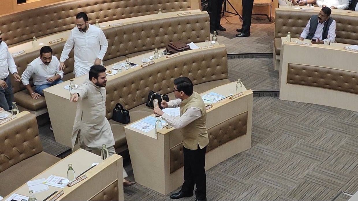 🚨 ਚੰਡੀਗੜ੍ਹ ਨਗਰ ਨਿਗਮ ਦੀ ਬੈਠਕ ‘ਚ ਹੰਗਾਮਾ: ਭਾਜਪਾ ਅਤੇ ਕਾਂਗਰਸ ਦੇ MCs ਵਿੱਚ ਜ਼ਬਰਦਸਤ ਧੱਕਾ-ਮੁੱਕੀ