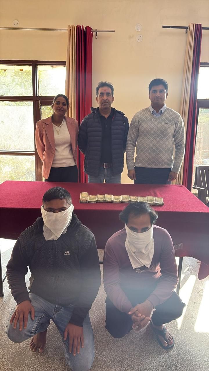 🚨 ਨਿਊਜ਼ ਅਪਡੇਟ: ਵਿਦੇਸ਼ੀ ਵੀਜ਼ਾ ਧੋਖਾਧੜੀ ਦਾ ਪਰਦਾਫਾਸ਼! 🚨ਪੰਚਕੂਲਾ ਪੁਲਿਸ ਨੇ ₹15 ਲੱਖ ਦੀ Work Visa Fraud ਦੇ Mastermind ਸਮੇਤ 2 ਹੋਰ Arrest ਕੀਤੇ, ₹5 ਲੱਖ Cash Seize