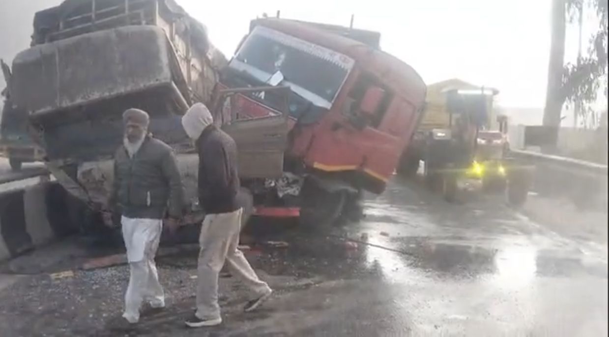 LUDHIANA HORROR: ਧੁੰਦ ਕਾਰਨ ਮੌਤ ਦਾ ਤਾਂਡਵ! ਕਈ ਵਾਹਨ ਟਕਰਾਏ – 1 ਦੀ ਮੌਤ, 5 ਗੰਭੀਰ ਜ਼ਖਮੀ ⚠️❄️ਗੈਸ ਸਿਲੰਡਰਾਂ ਨਾਲ ਭਰਿਆ ਟਰੱਕ ਪਲਟਿਆ, ਫਟਣੋਂ ਬਚੇ ਸਿਲੰਡਰ | ਚੰਡੀਗੜ੍ਹ ‘ਚ 8 Flights ਪ੍ਰਭਾਵਿਤ, ਹਿਮਾਚਲ ‘ਚ ਤਾਪਮਾਨ -4 ਡਿਗਰੀ ਪਾਰ!